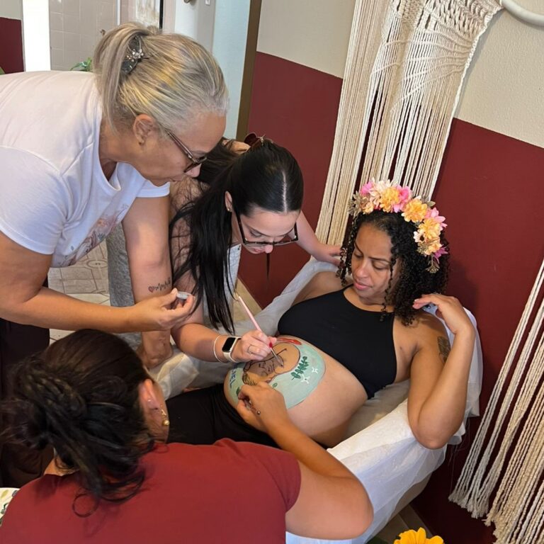 alunas praticando desenho na barriga, curso de doula