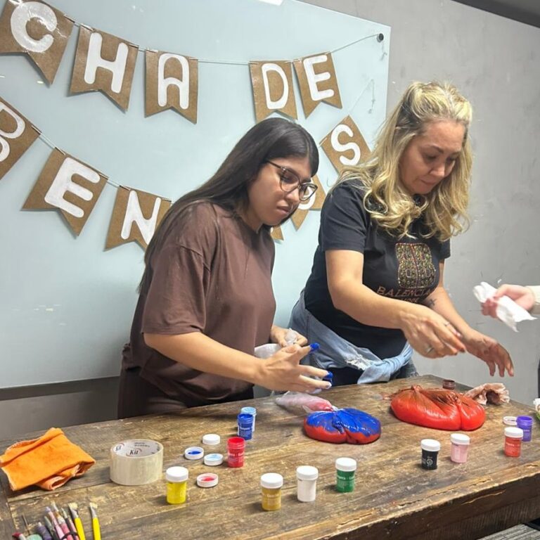 alunas praticanto desenho de placenta, curso de doula